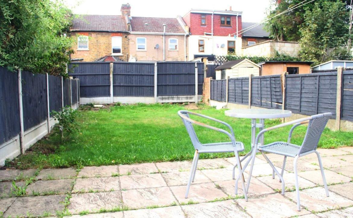 Ferienhaus 3 Bedroom House,4beds, 2 Baths Ilford ,12 Mins To Stratford London