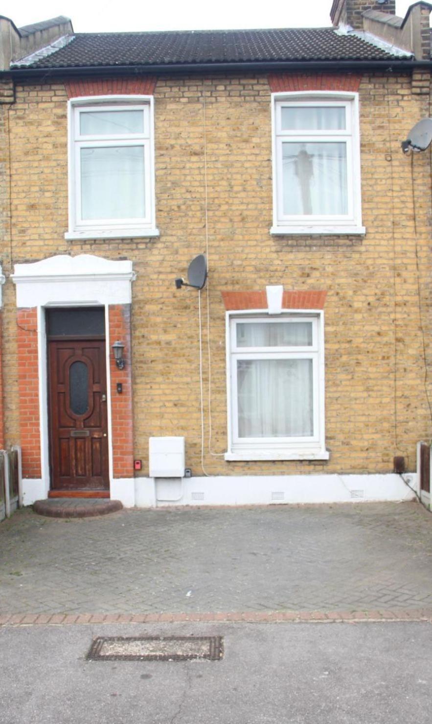 3 Bedroom House,4beds, 2 Baths Ilford ,12 Mins To Stratford London