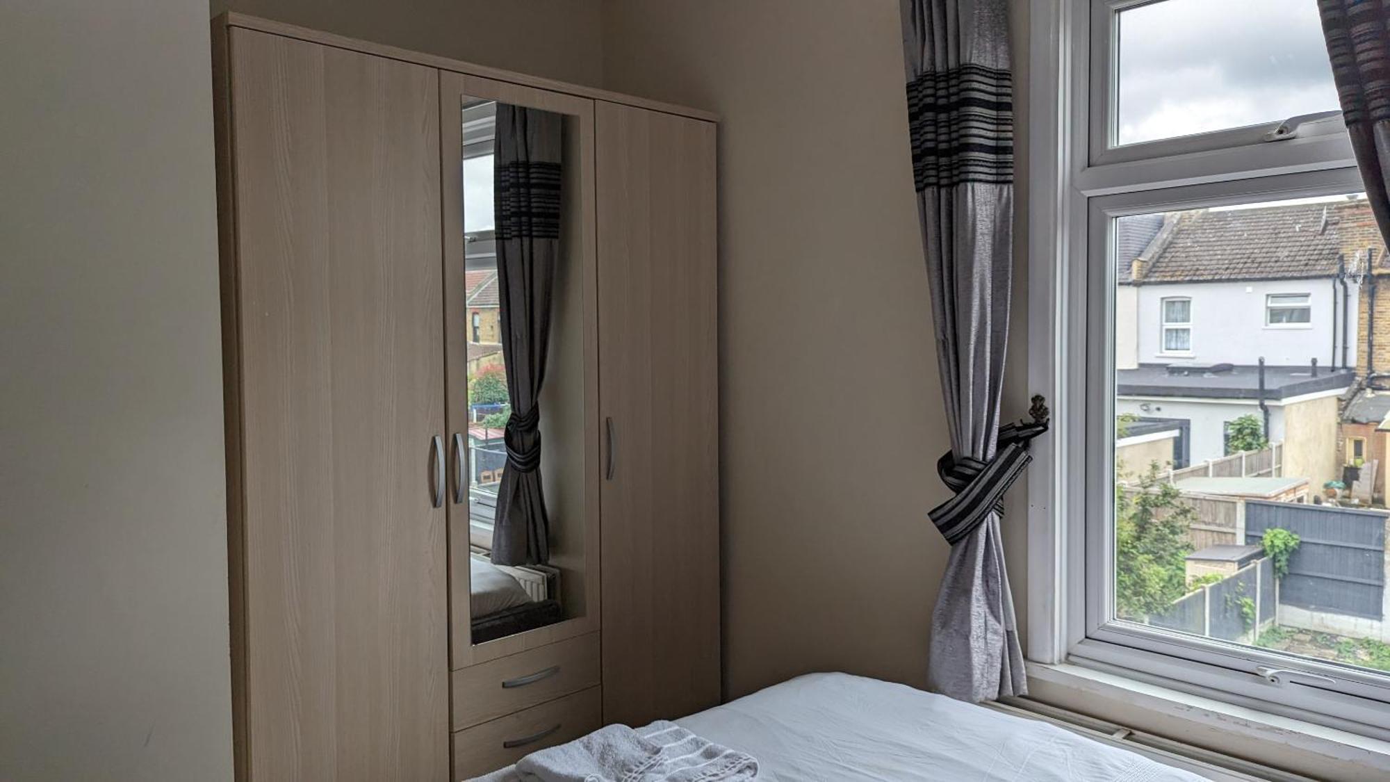 Ferienhaus 3 Bedroom House,4beds, 2 Baths Ilford ,12 Mins To Stratford London