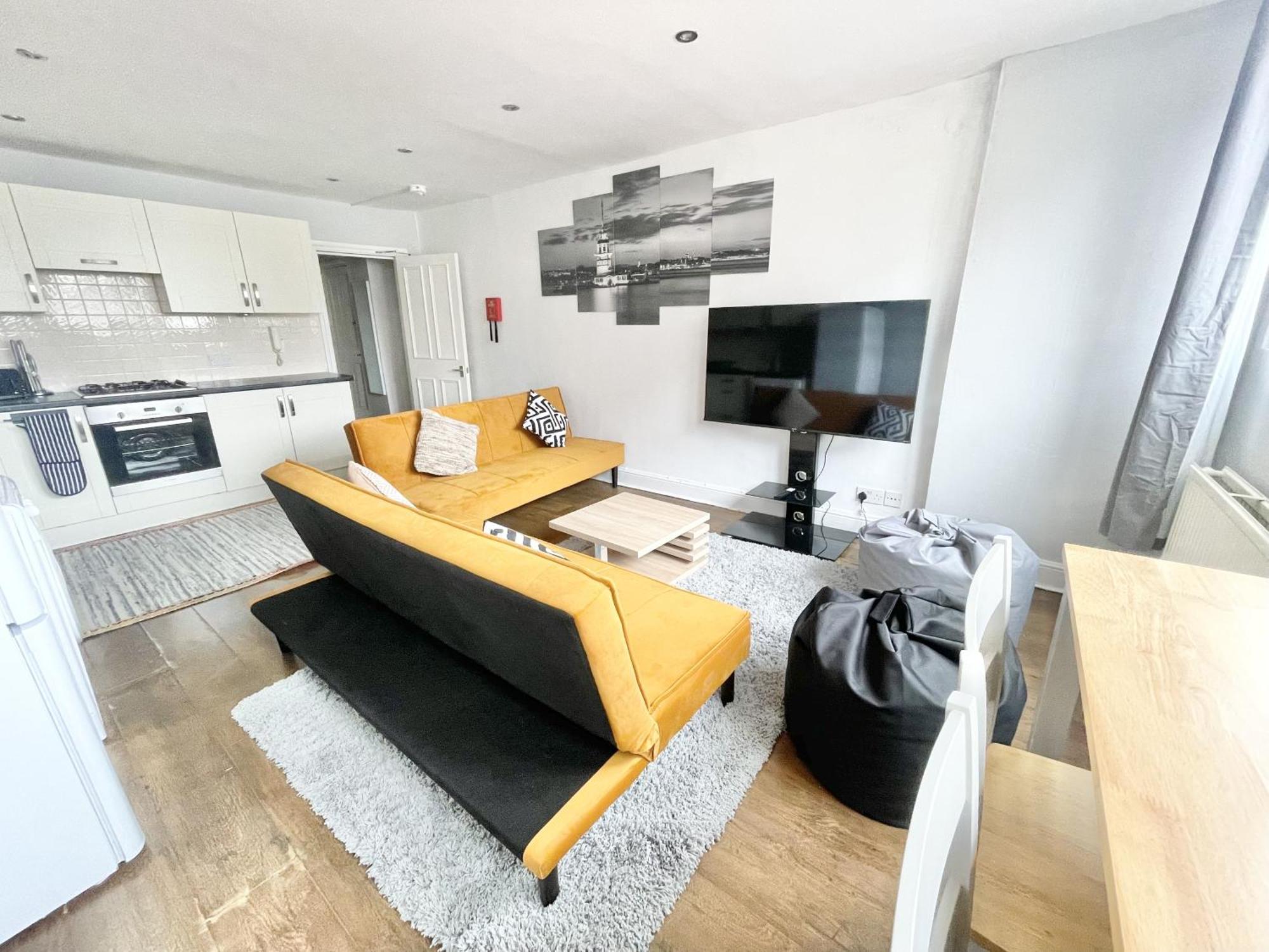 Apartment Must View - Slick Retreat In Holloway - Next To Emirates Stadium - Sleeps Up To 6 *