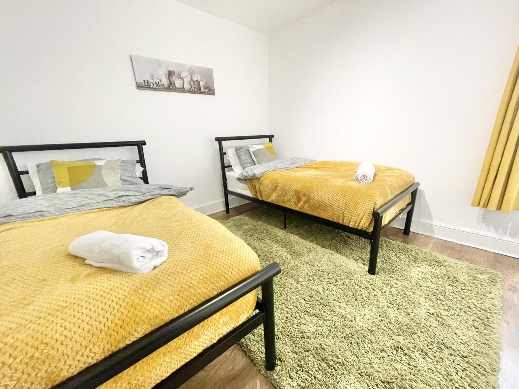Must View - Slick Retreat In Holloway - Next To Emirates Stadium - Sleeps Up To 6 Apartment *