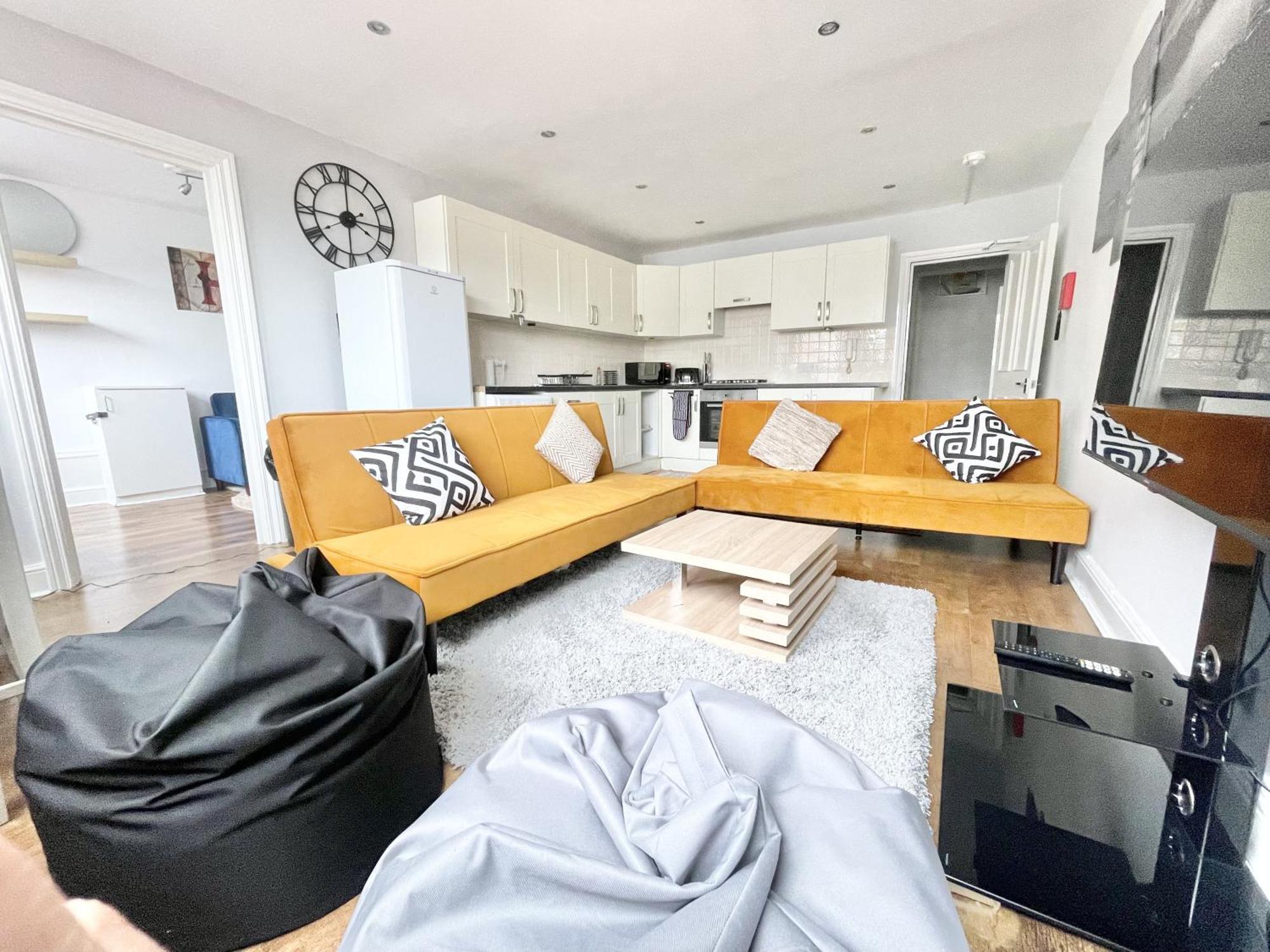 Must View - Slick Retreat In Holloway - Next To Emirates Stadium - Sleeps Up To 6 Apartment *