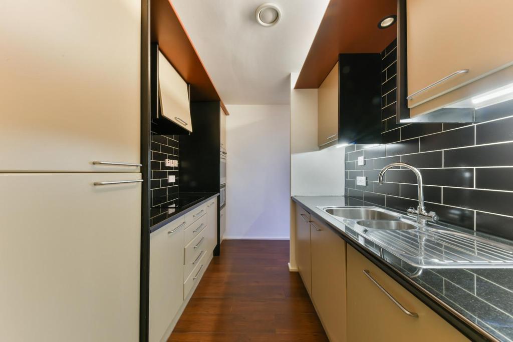 Large 1 Bed Flat Near Hyde Park *