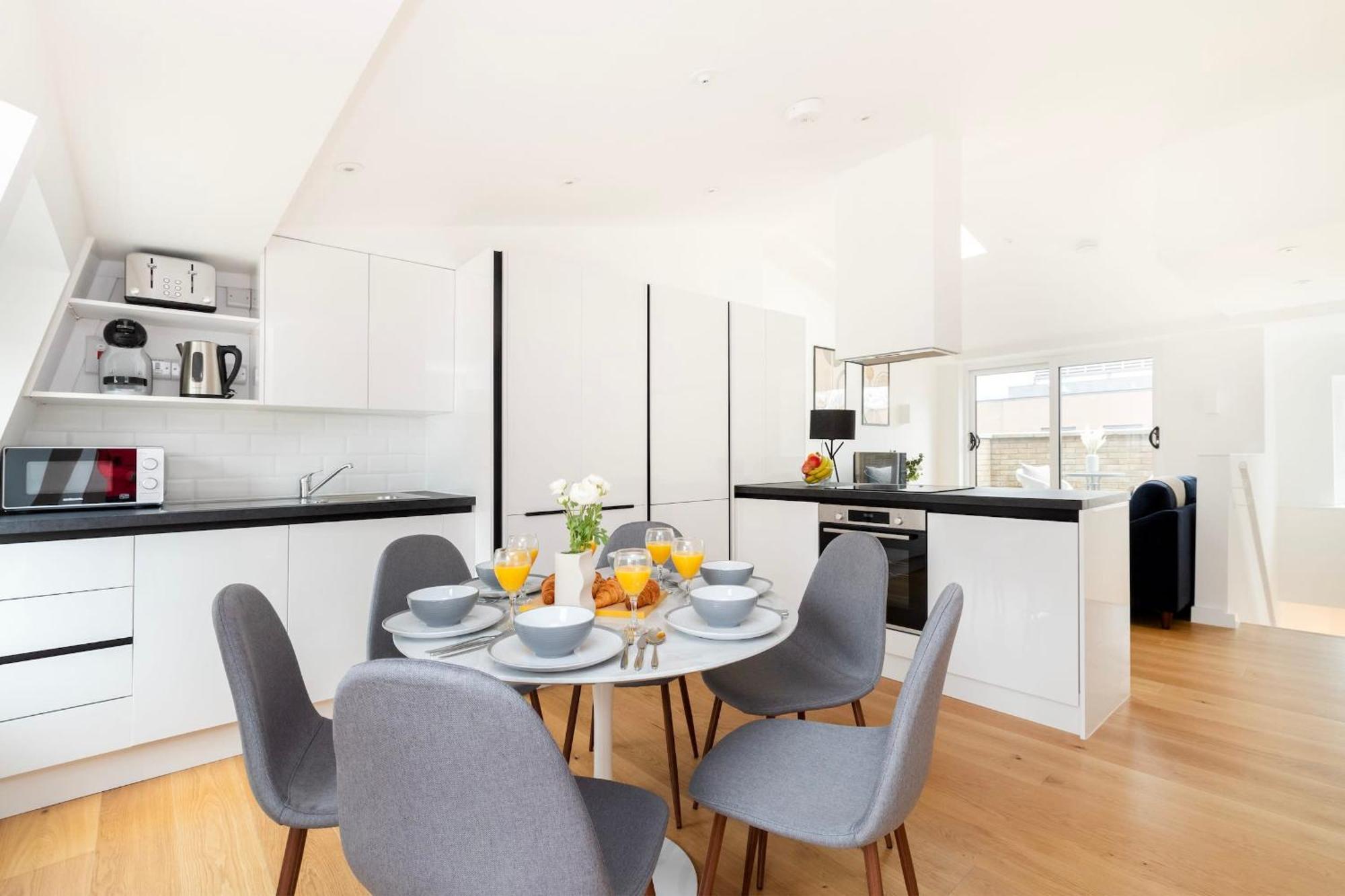 Fitzrovia & Soho - 2br With Balcony - Cityapartmentstay Apartment London