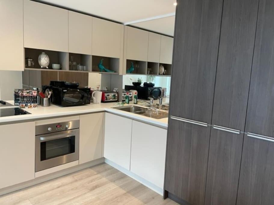2bed 2bath -pool, Balcony, Gym Lift London