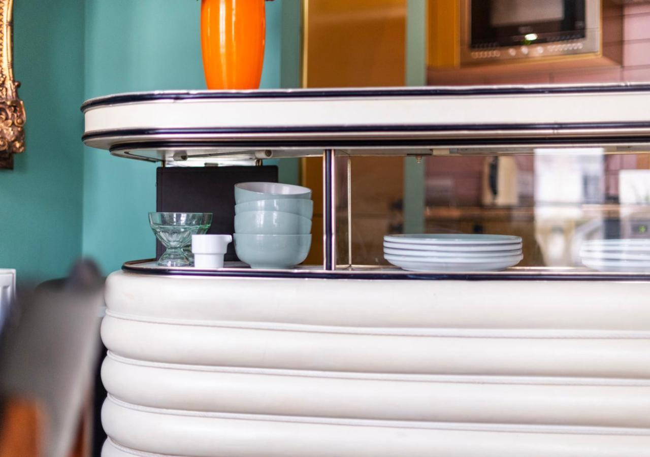 Chelsea Art Deco Balcony Apartment *