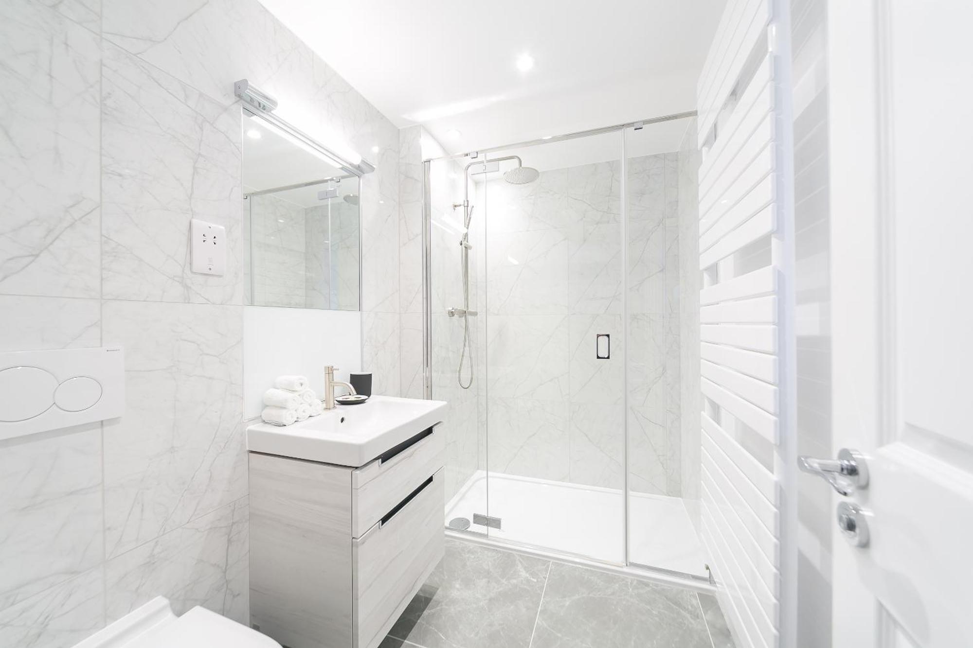 Urban Chic - Drury Apartment London