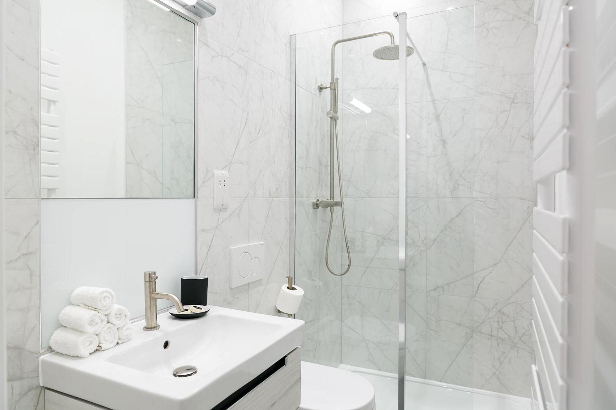 Urban Chic - Drury Apartment London