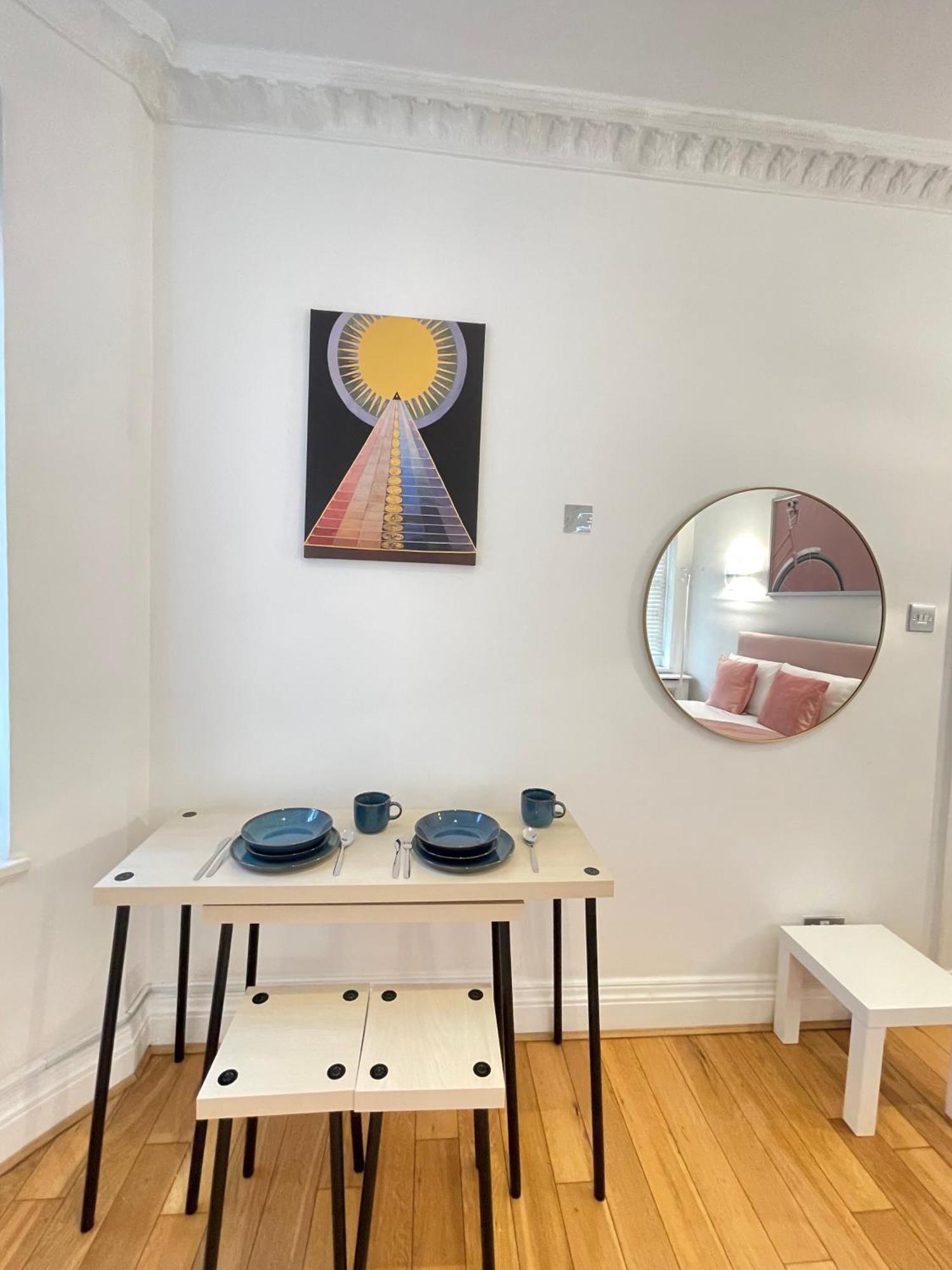 Hyde Park Corner House Homestay *