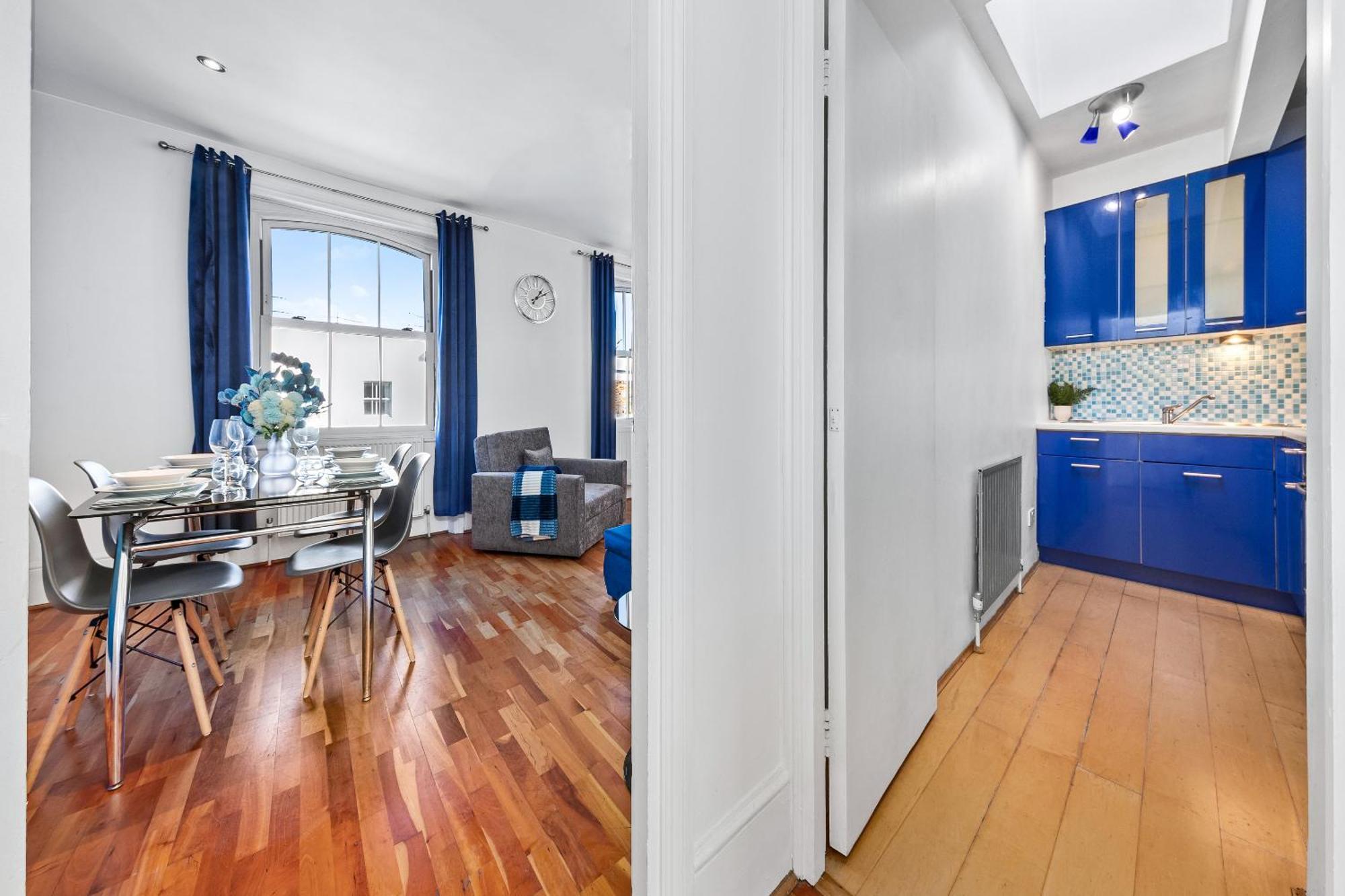Balcony Blue Theme 1 Bedroom Luxury Flat Near Hyde Park! Accommodates Up To 6! Double Sofa Bed And Next To Station! Apartamento *
