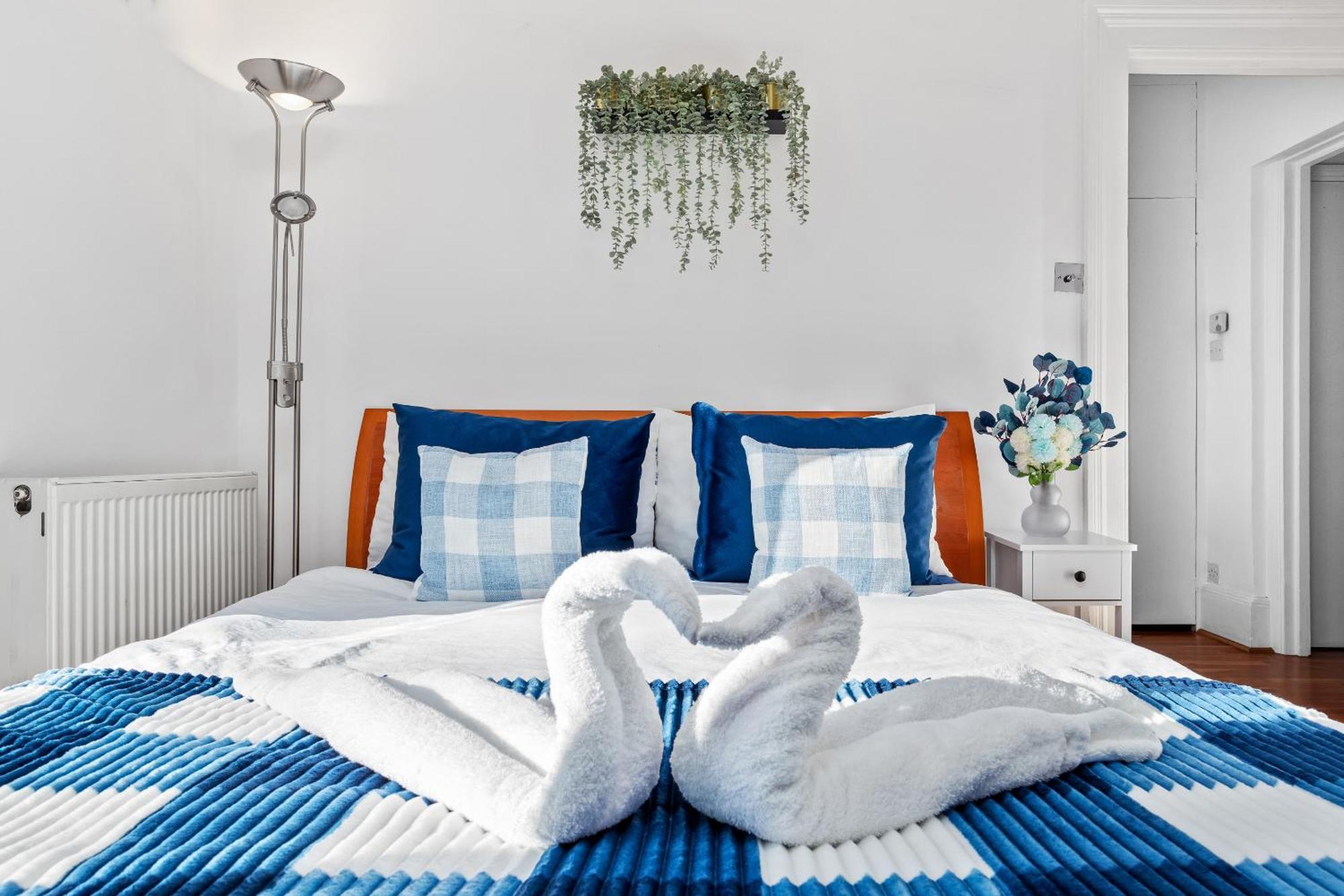 Balcony Blue Theme 1 Bedroom Luxury Flat Near Hyde Park! Accommodates Up To 6! Double Sofa Bed And Next To Station! * Londres
