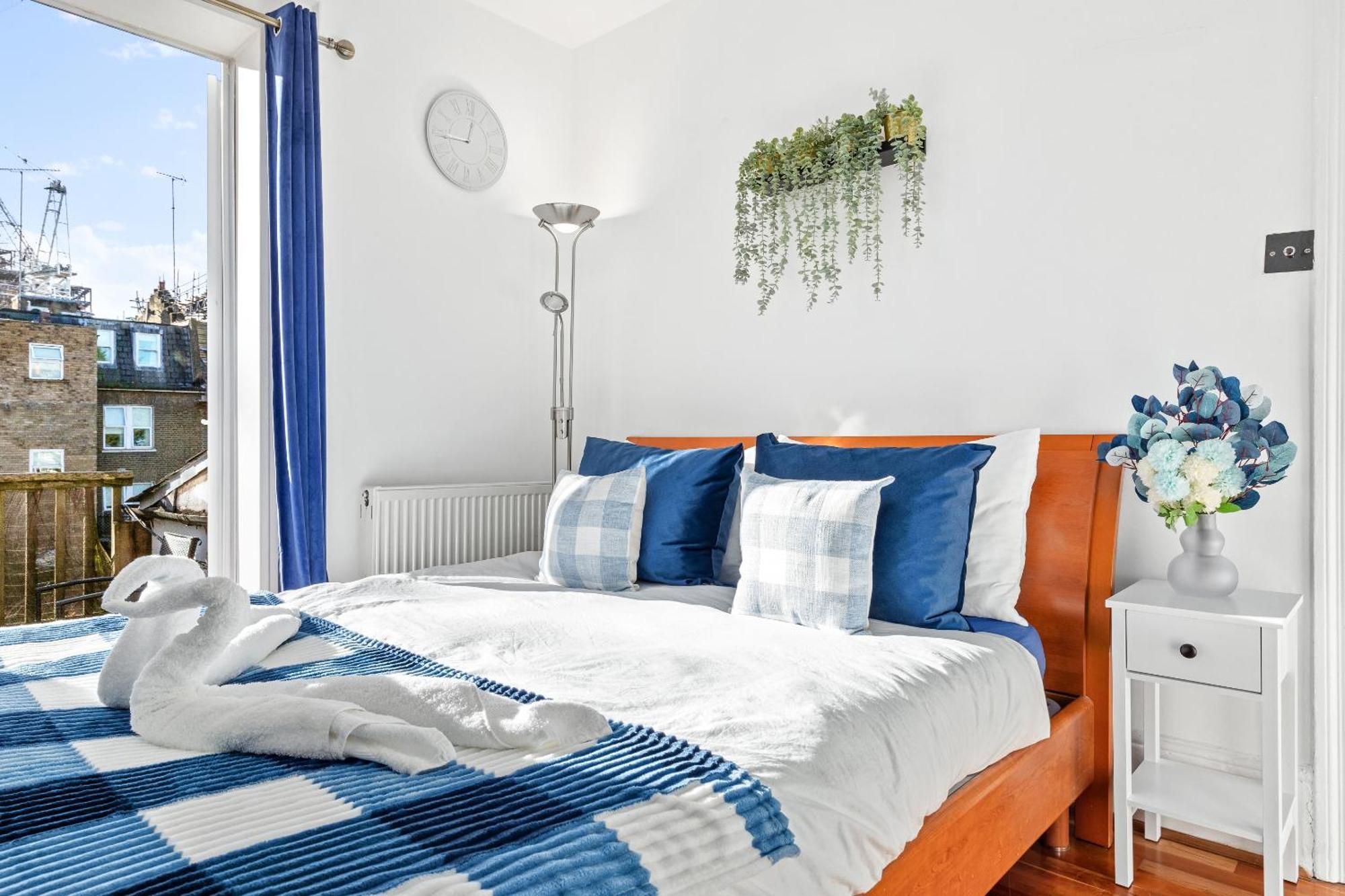 Balcony Blue Theme 1 Bedroom Luxury Flat Near Hyde Park! Accommodates Up To 6! Double Sofa Bed And Next To Station! Apartamento *