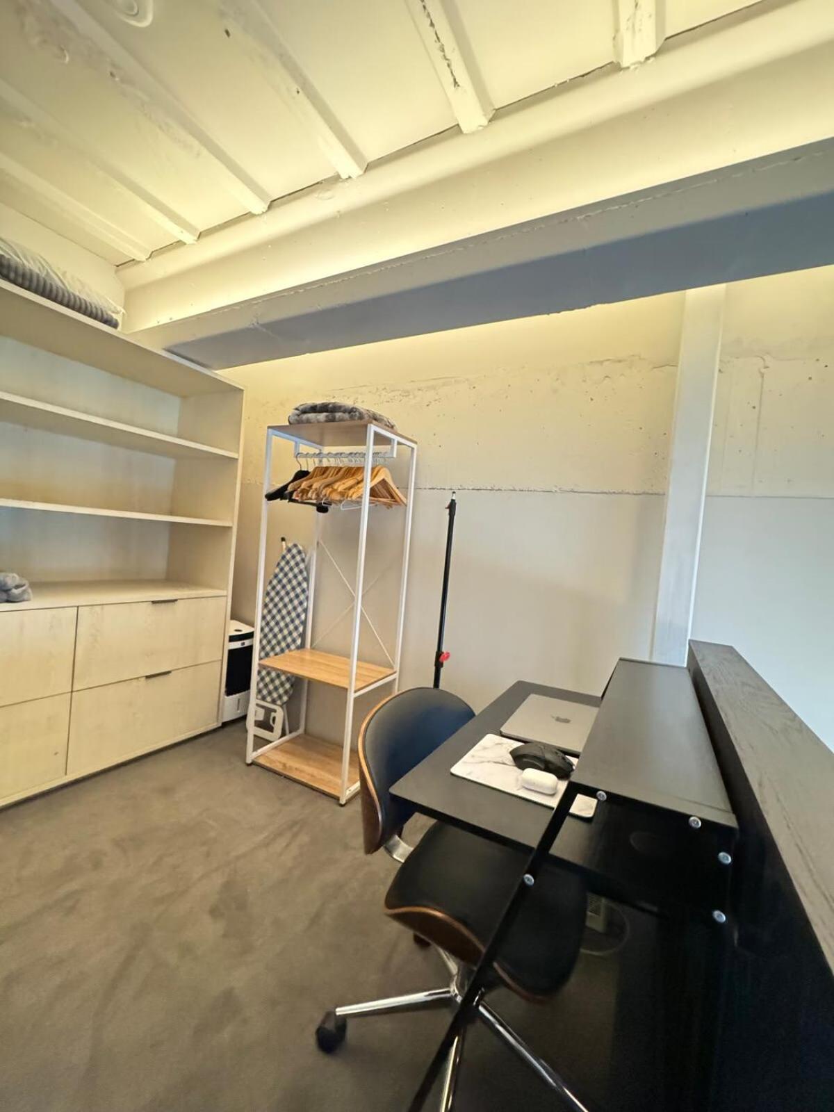 Industrial-chic 1bd Loft By The River Fulham! London
