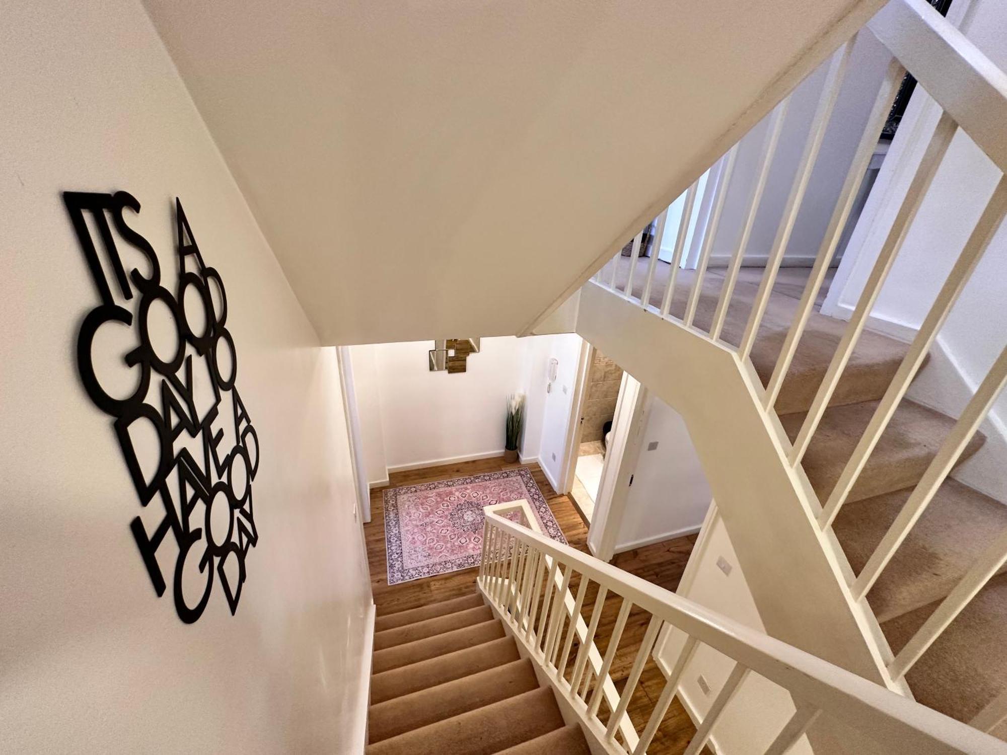 Apartment Gorgeous 5-bedrooms 5-bathrooms In *