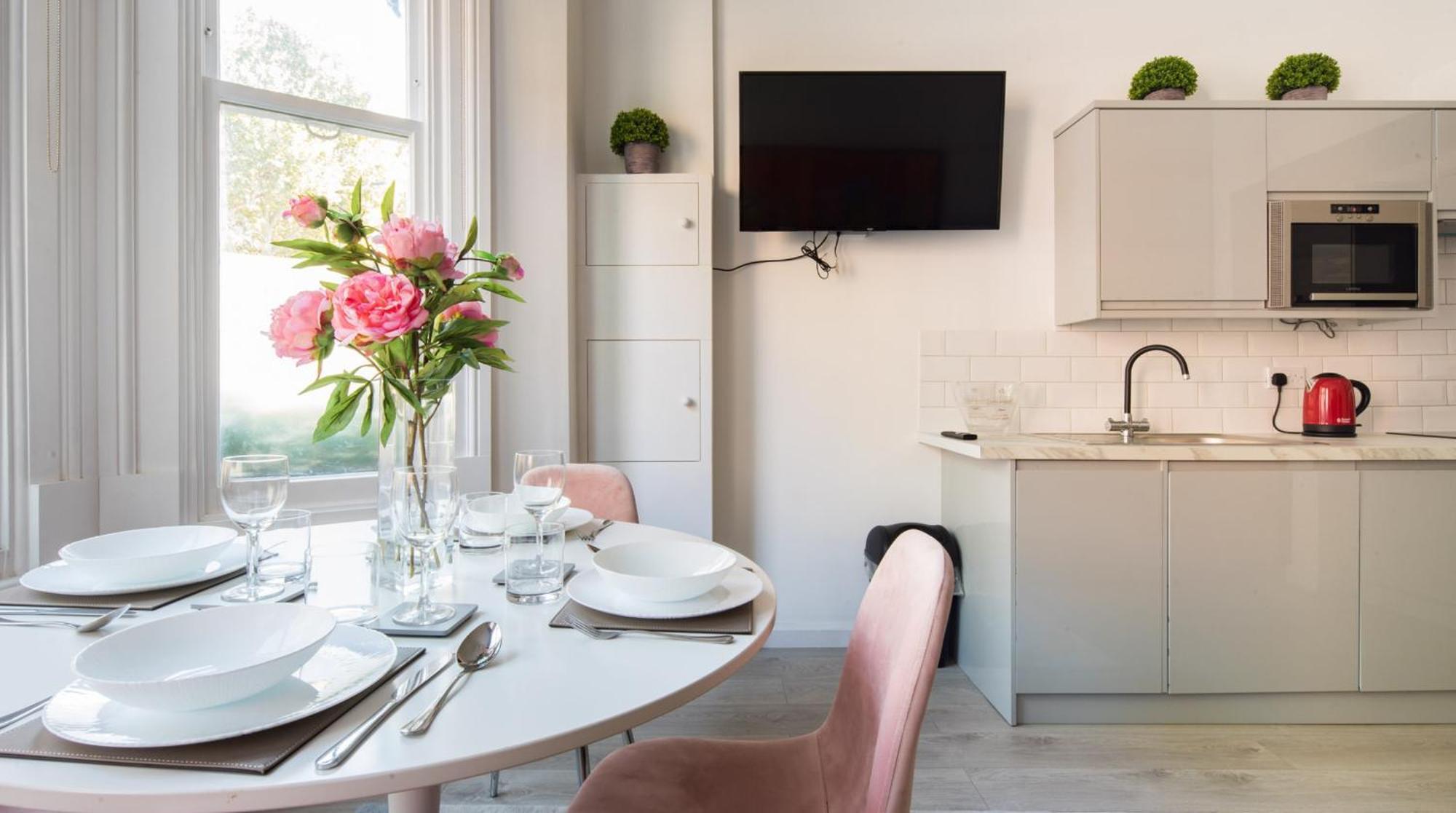 Casa Italia Near Kings Road In Chelsea With Wifi & Washing Machine Appartement Londen