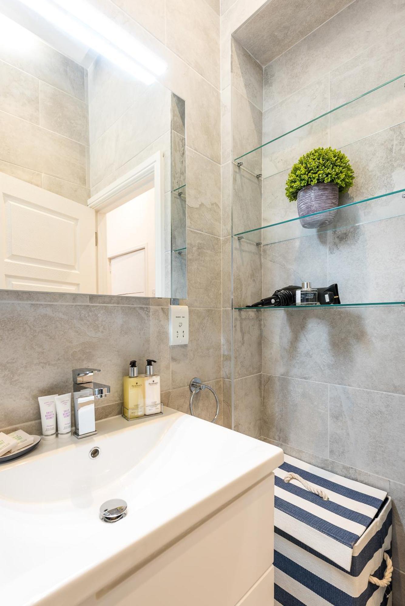 Casa Italia Near Kings Road In Chelsea With Wifi & Washing Machine Appartement *