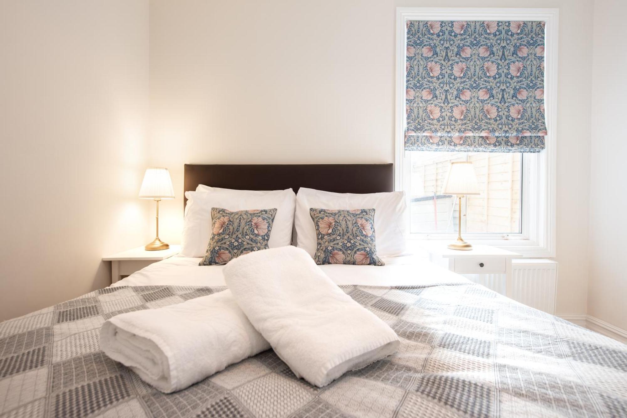 Victorian 2br Apartment, King Beds, Fast Wifi, Near Shops, Cafes & Transport, E17 Apartment *