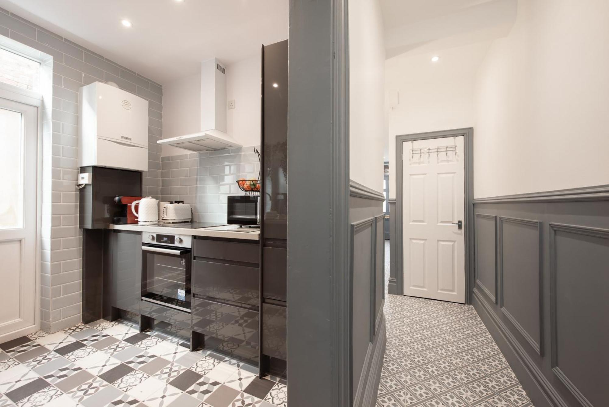 Victorian 2br Apartment, King Beds, Fast Wifi, Near Shops, Cafes & Transport, E17 Apartment *