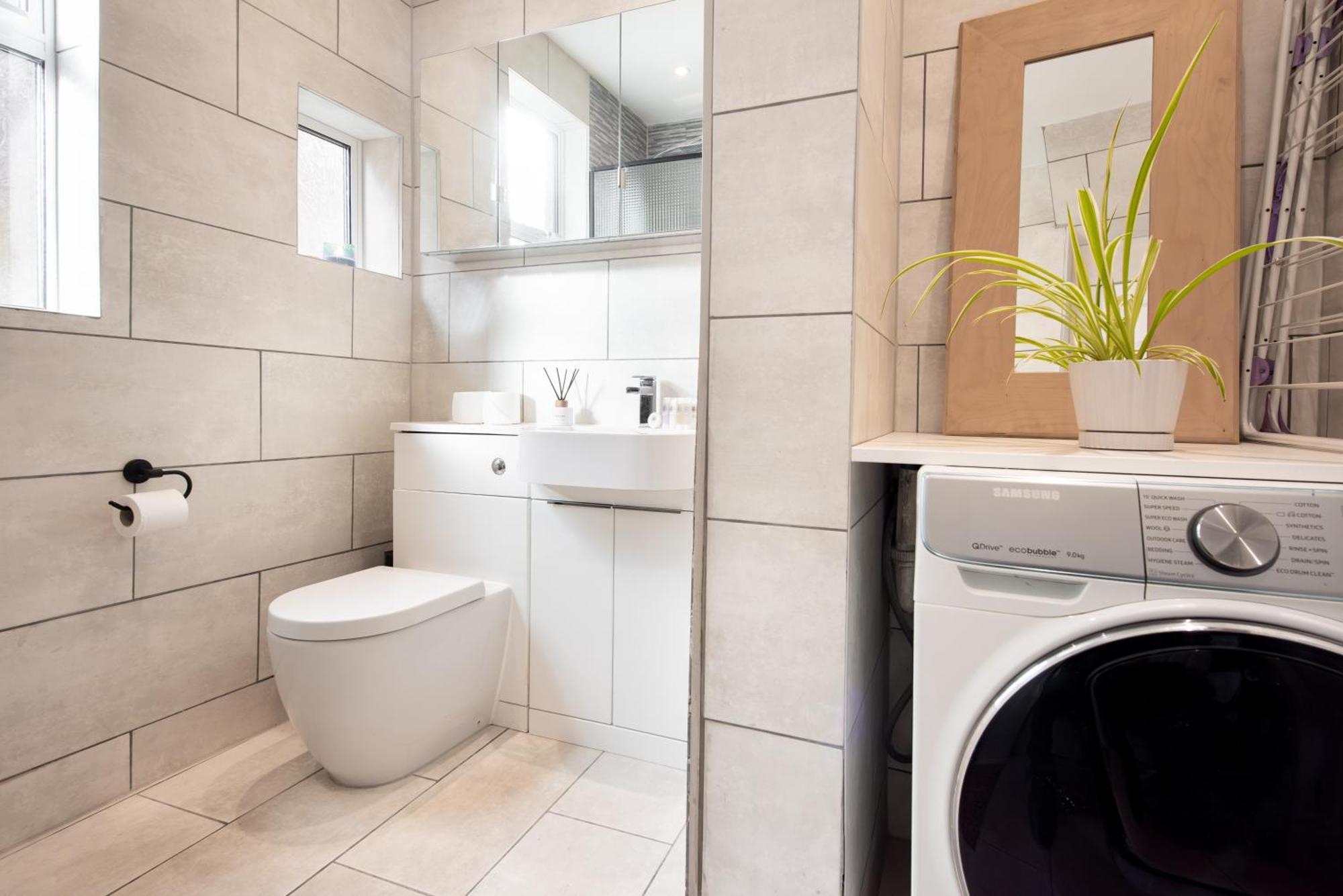 Victorian 2br Apartment, King Beds, Fast Wifi, Near Shops, Cafes & Transport, E17 * London