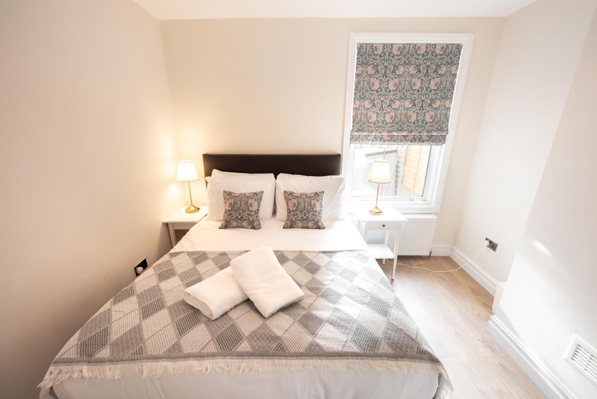 Victorian 2br Apartment, King Beds, Fast Wifi, Near Shops, Cafes & Transport, E17 London