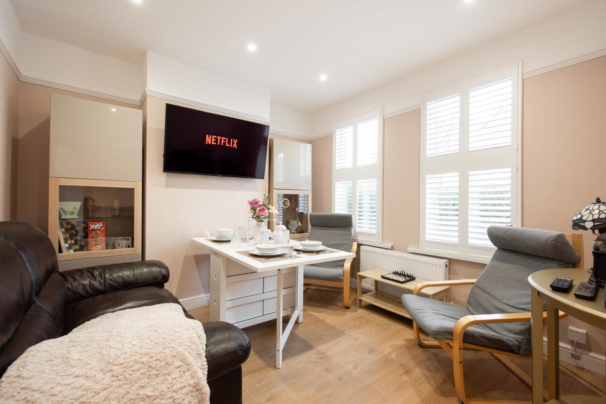 Victorian 2br Apartment, King Beds, Fast Wifi, Near Shops, Cafes & Transport, E17 London