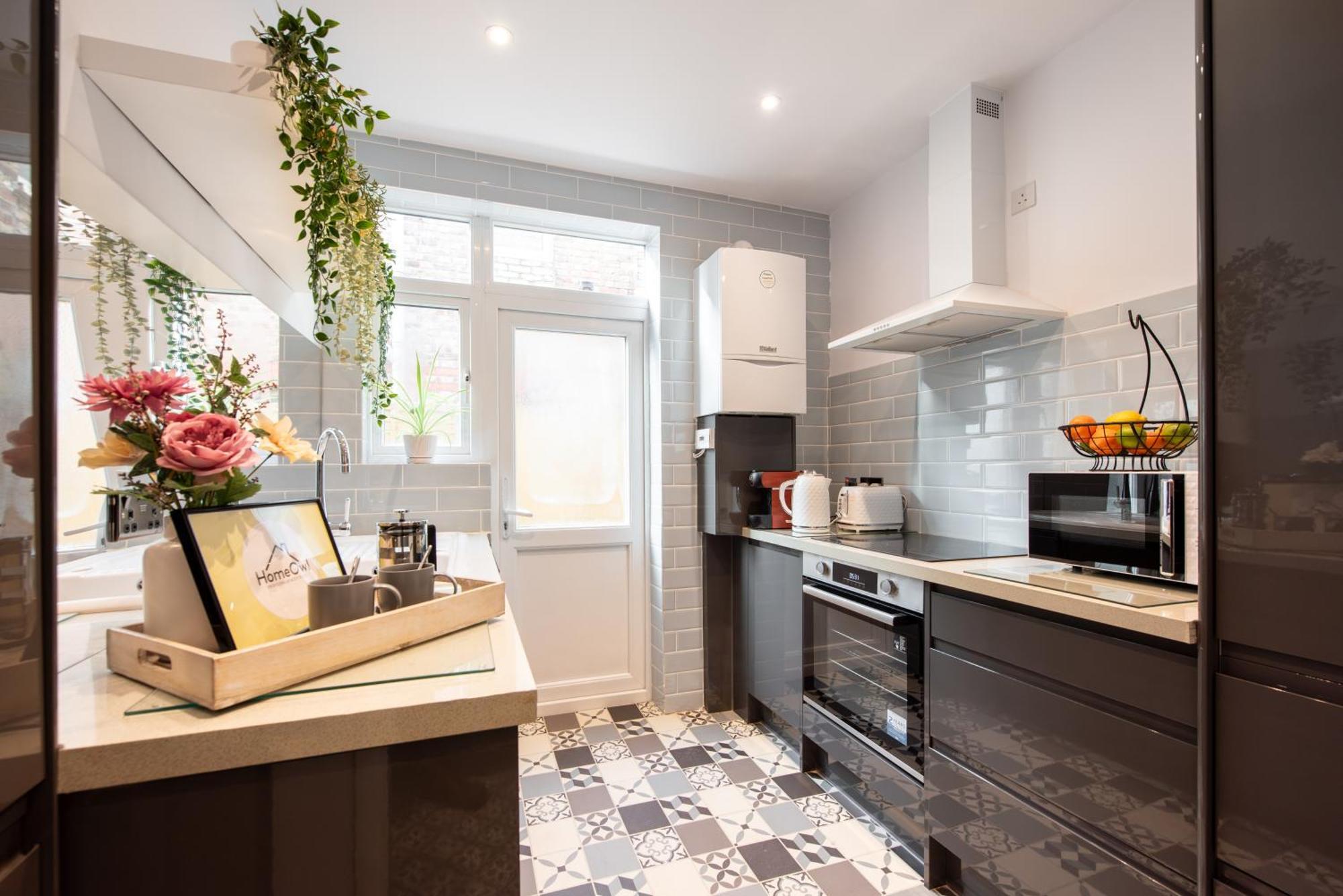 Victorian 2br Apartment, King Beds, Fast Wifi, Near Shops, Cafes & Transport, E17 *