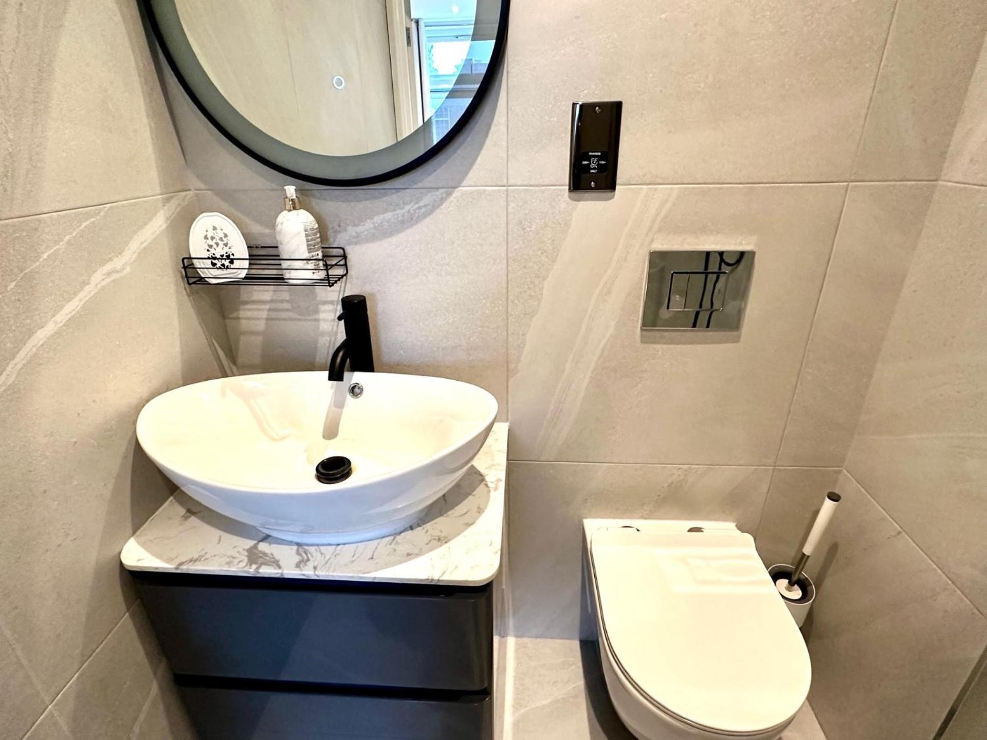 Spacious En-suite Private Bath And Kitchen Studio Flat Canary Wharf No 3 Apartment *