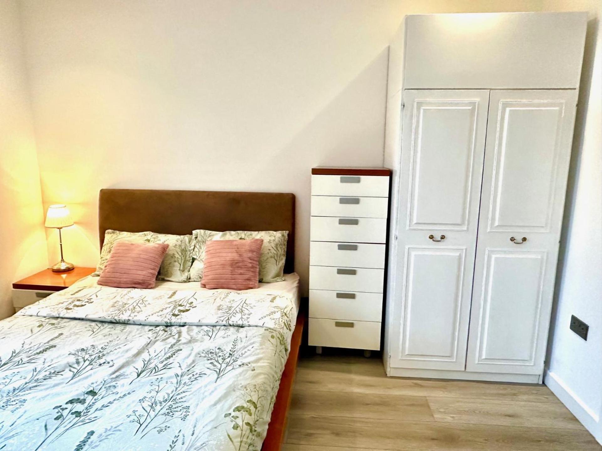 Spacious En-suite Private Bath And Kitchen Studio Flat Canary Wharf No 3 Apartment London