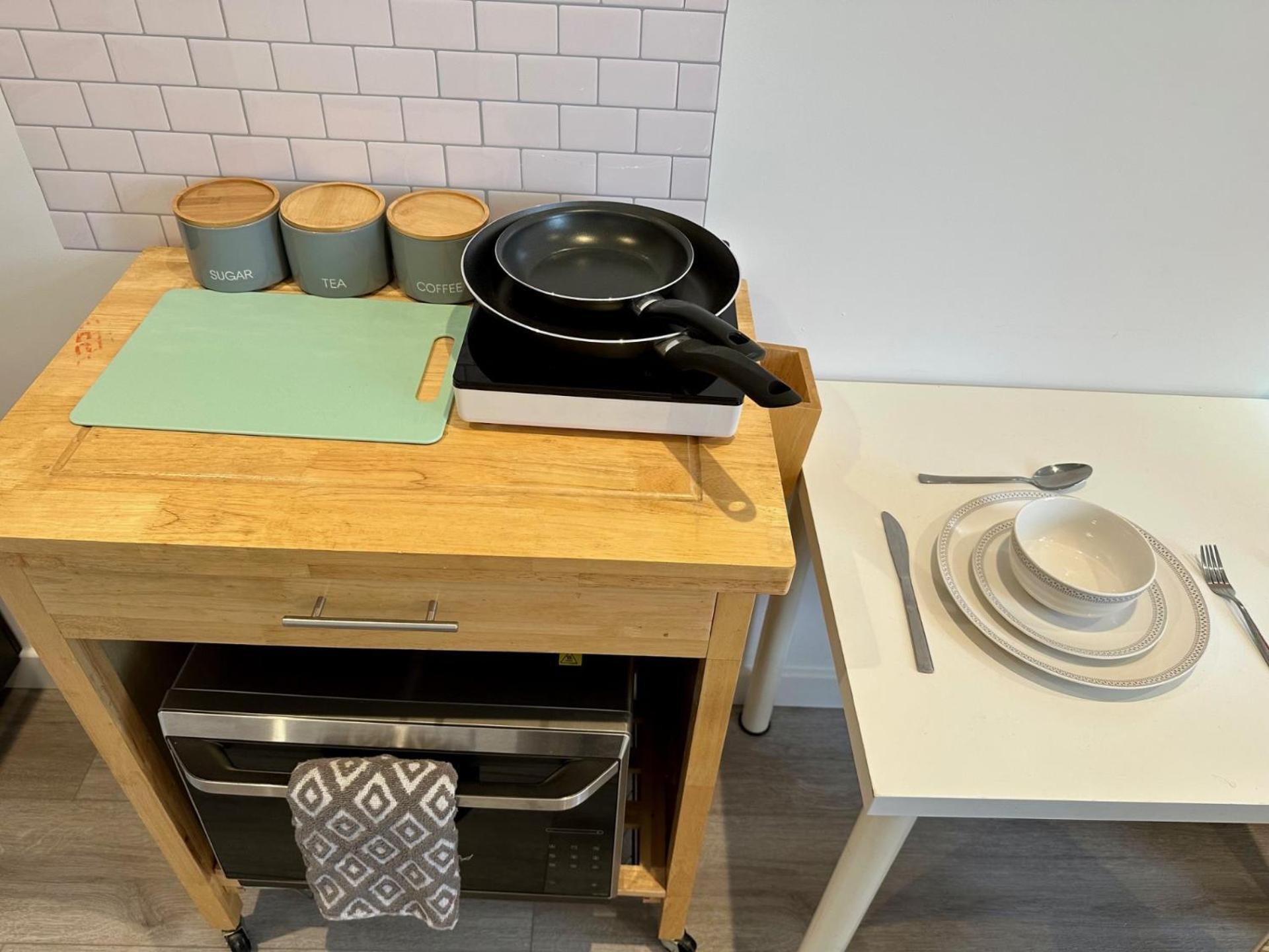 Spacious En-suite Private Bath And Kitchen Studio Flat Canary Wharf No 3 London