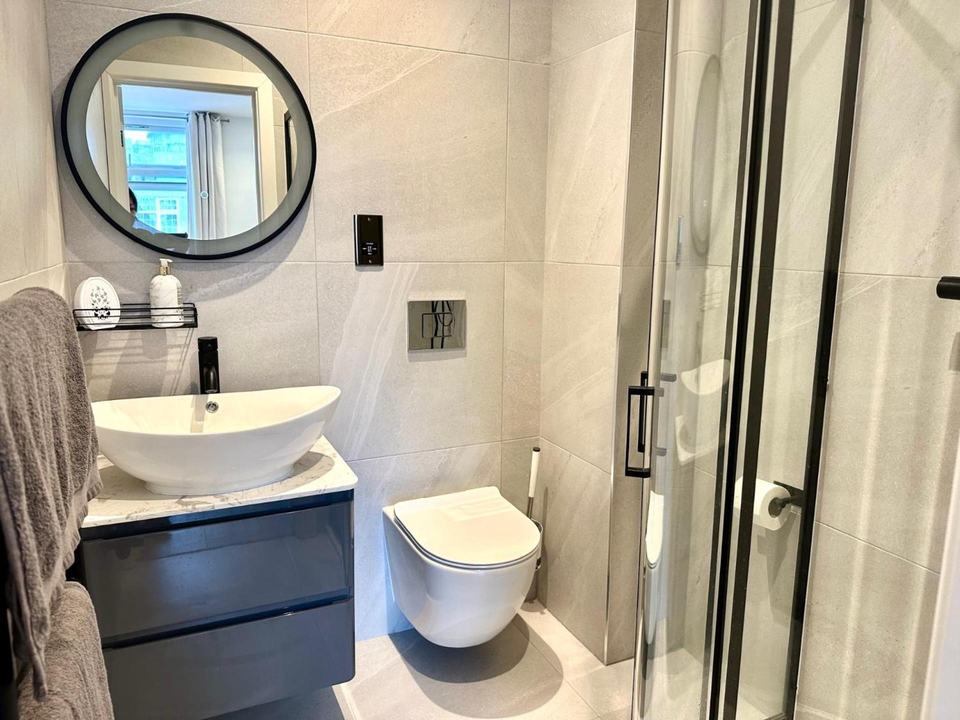Spacious En-suite Private Bath And Kitchen Studio Flat Canary Wharf No 3 London