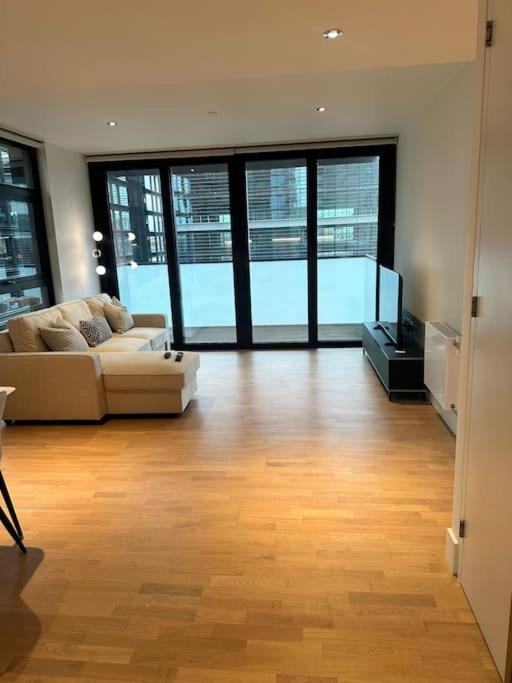 Stylist 2 Bedroom In Apartment London