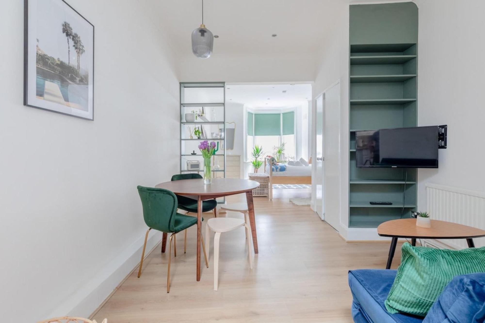 & Charmingly Curated 1bd Wifi Fulham Apartment *