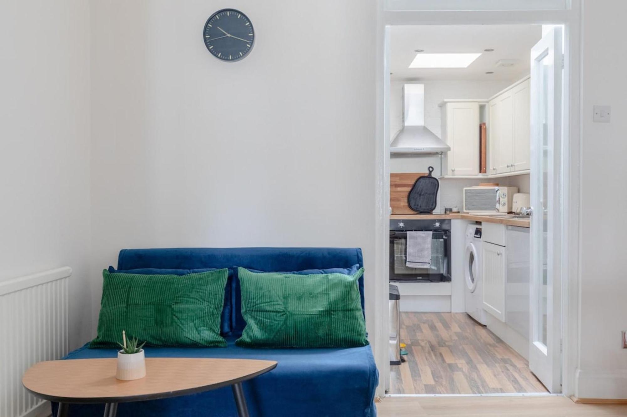 & Charmingly Curated 1bd Wifi Fulham Apartment *