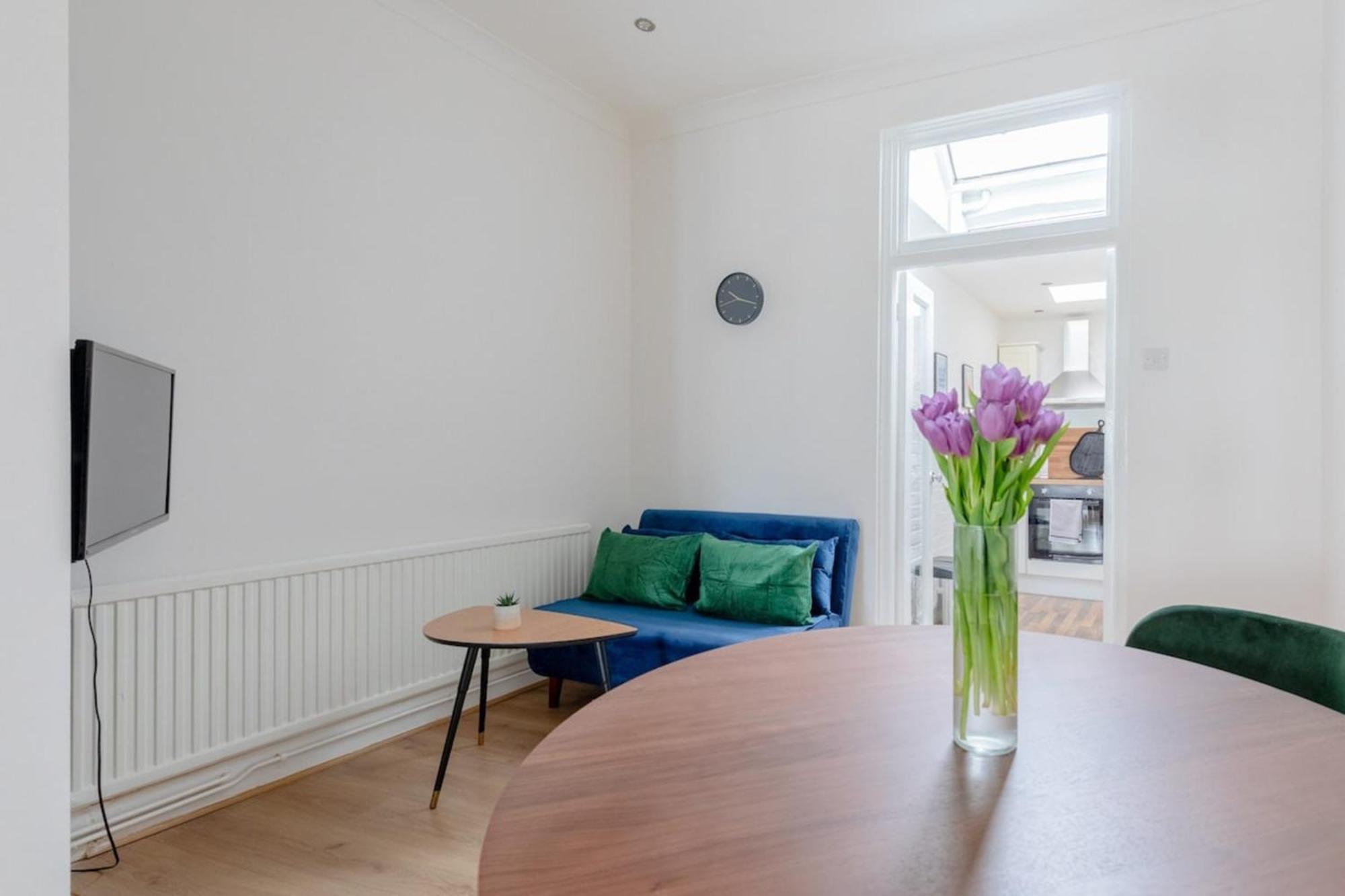 & Charmingly Curated 1bd Wifi Fulham Apartment