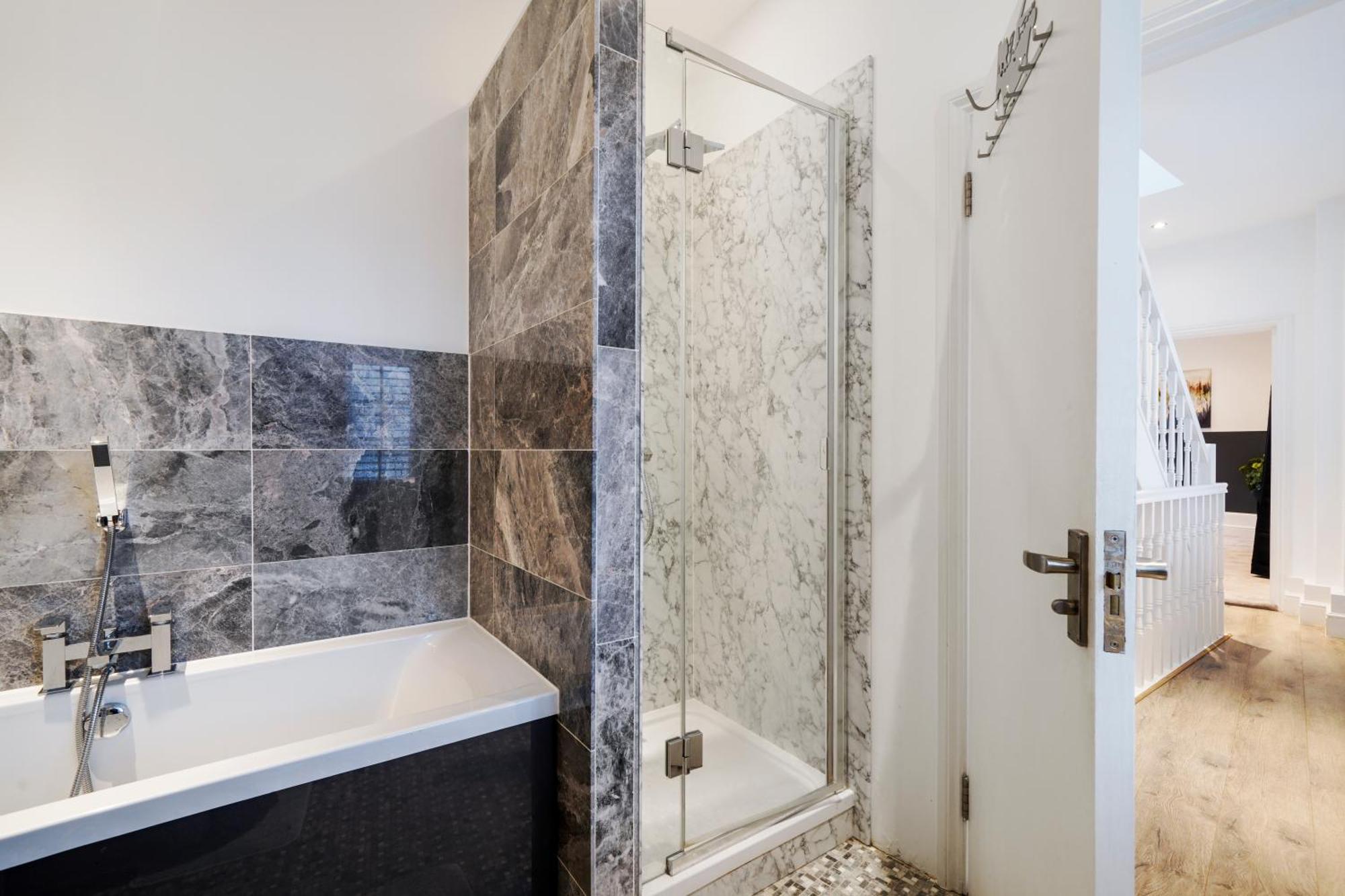 Charming 2 Bed House - Roof Terrace & Parking Holiday home London