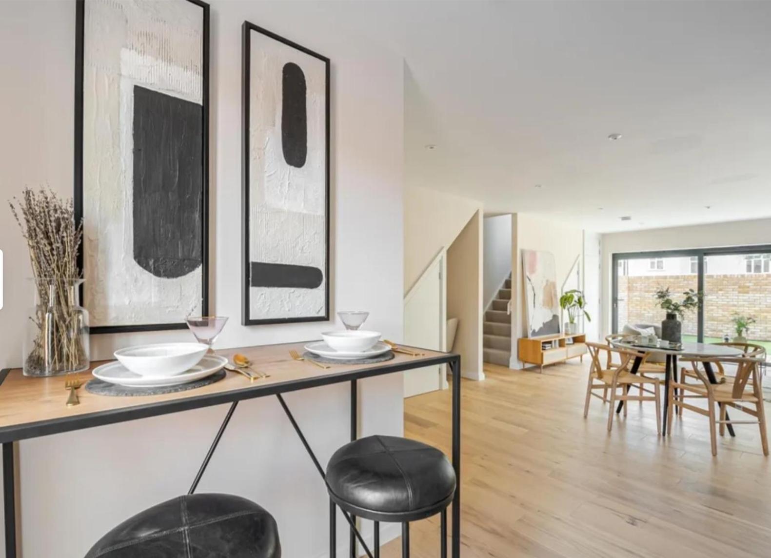 Apartment Kings Mews Elegance: City Sparrow's Premier 2-bedroom Residences