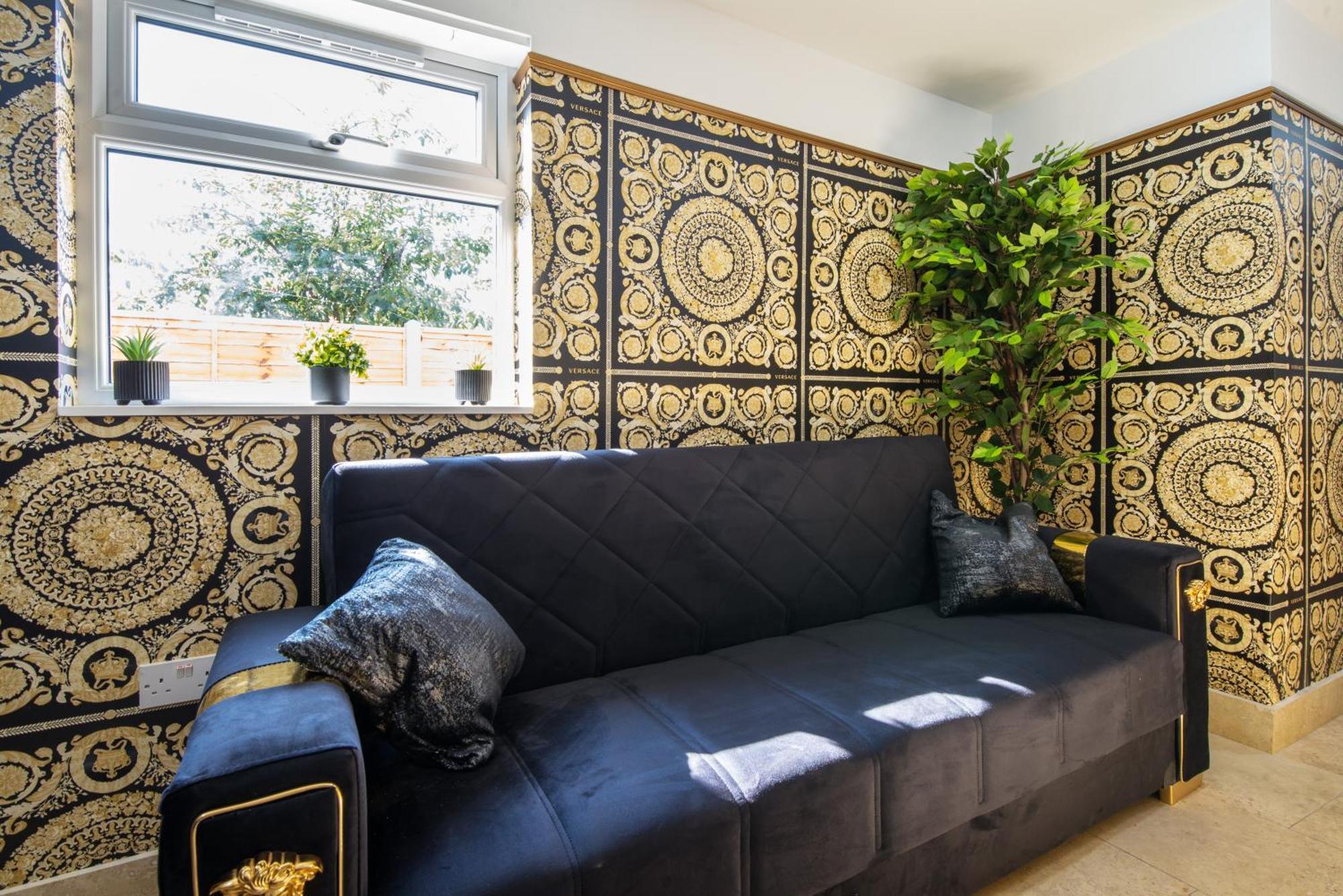 Luxury Versace 2 Bed Hot Tub Pool Table Sky Tv Londen