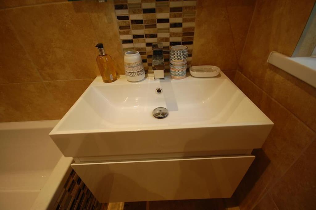 Clifton - Luxury 1 Bed Flat - 1 Min Walk To Tube Londen