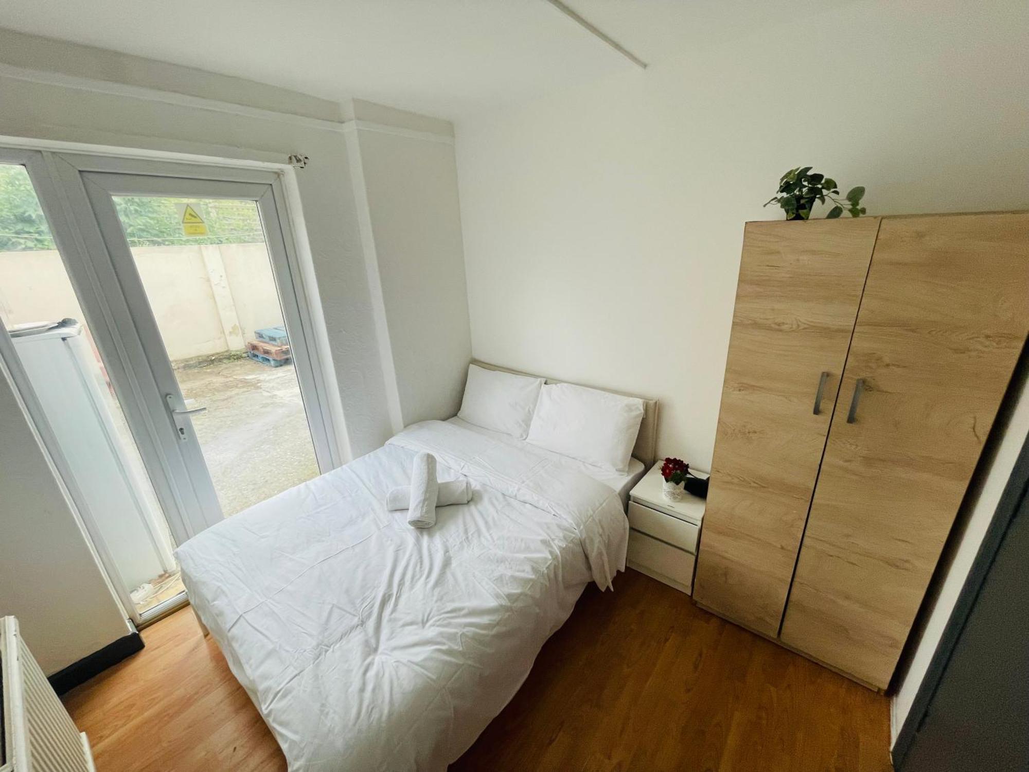 Double Near Canary Wharf 32