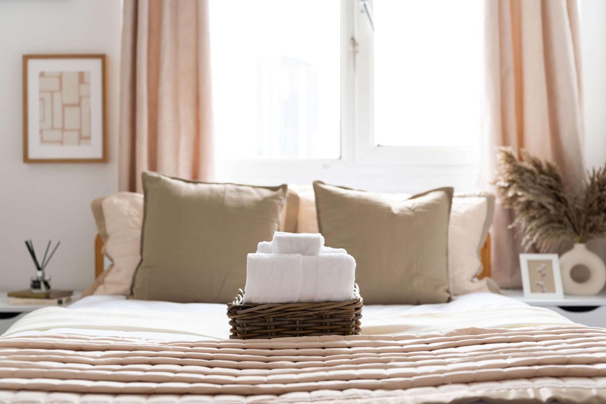 Livestay-three Bed With Balcony Apartment
