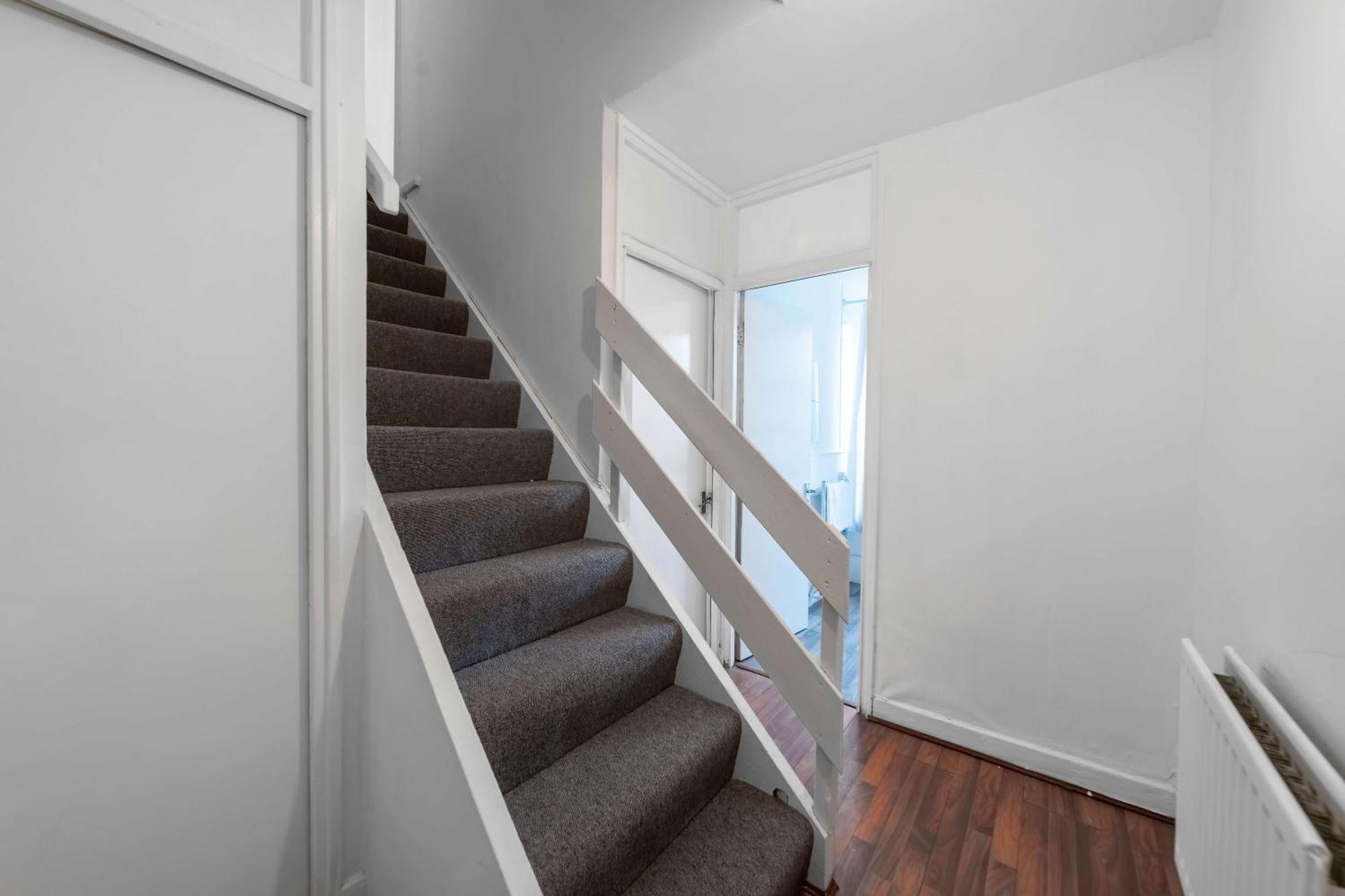 Livestay-three Bed With Balcony London