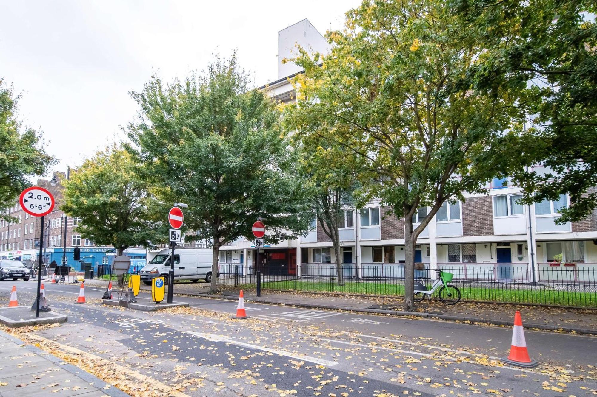 Livestay-three Bed With Balcony Apartment