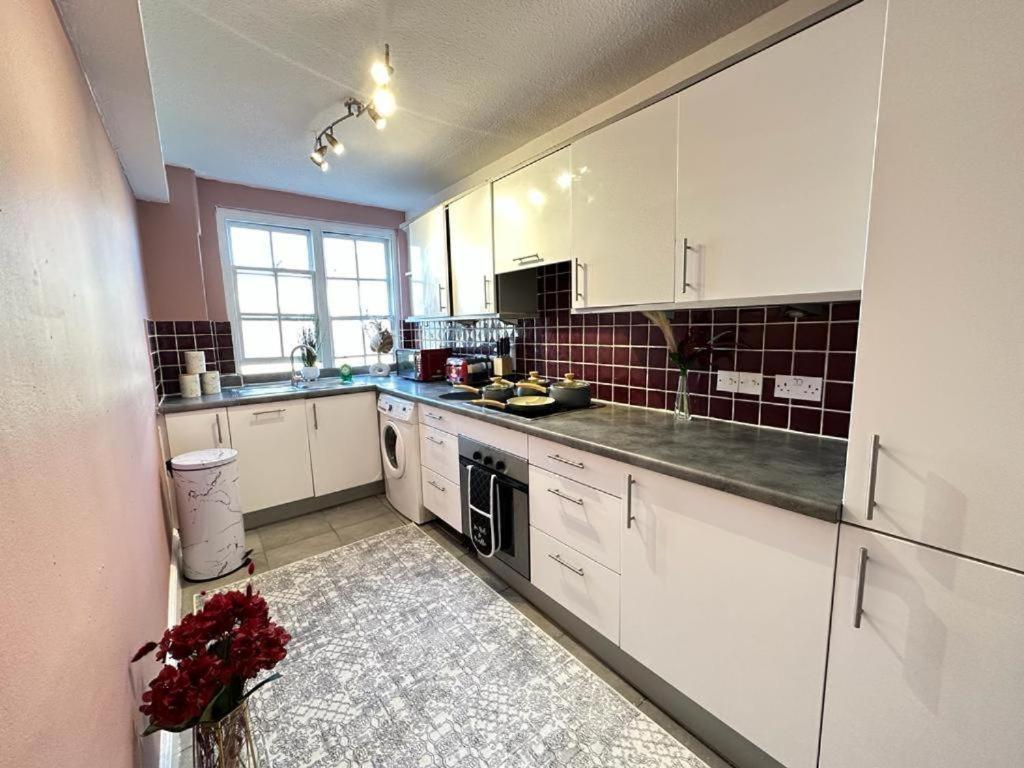 Hyde Park Three Bedroom Appartement *