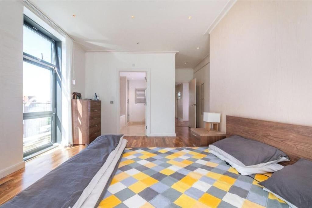 Luxury Penthouse 2 Bedrooms Flat In Canary Wharf London