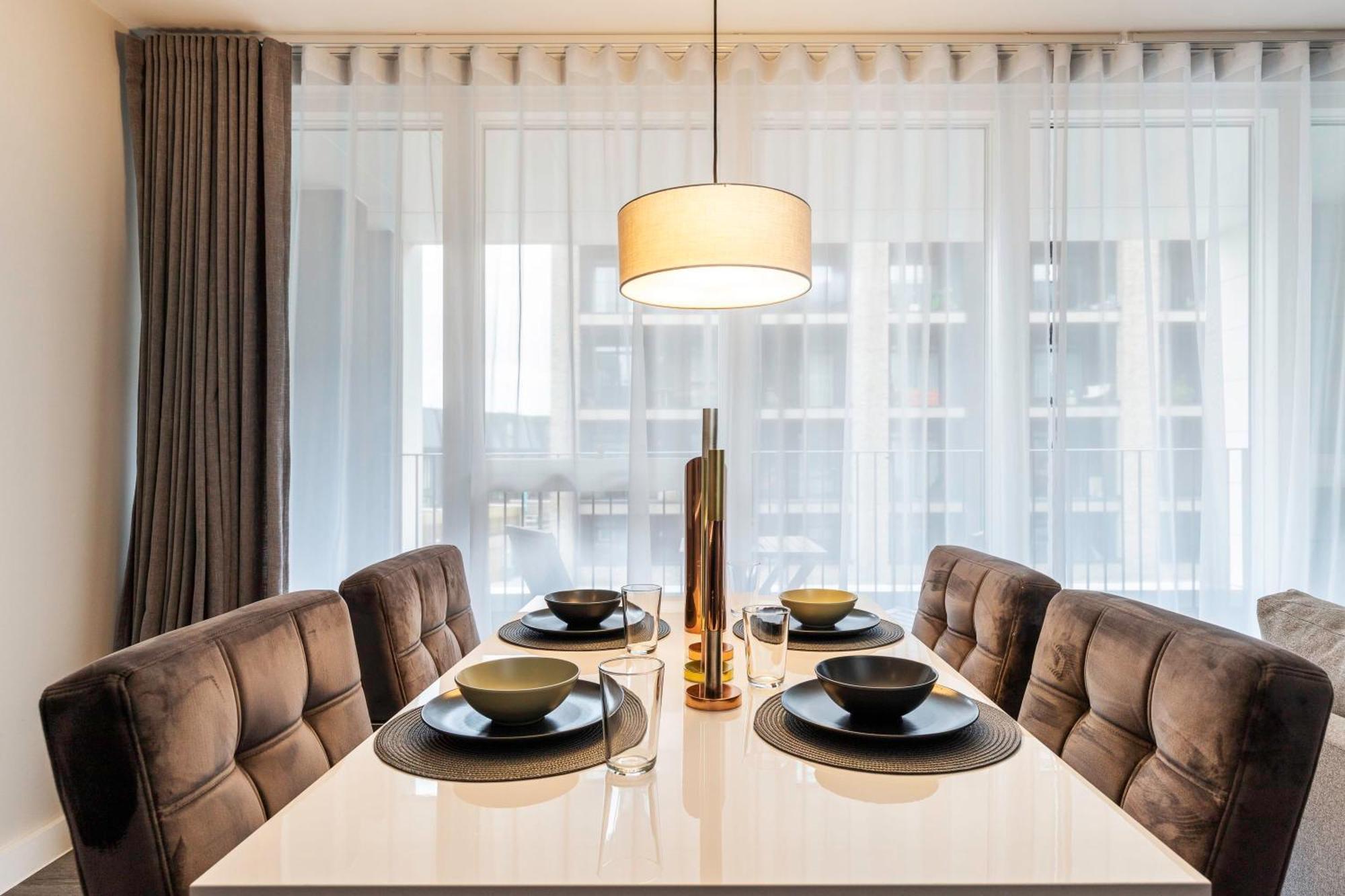 Showroom Splendour, Luxe Elegance *