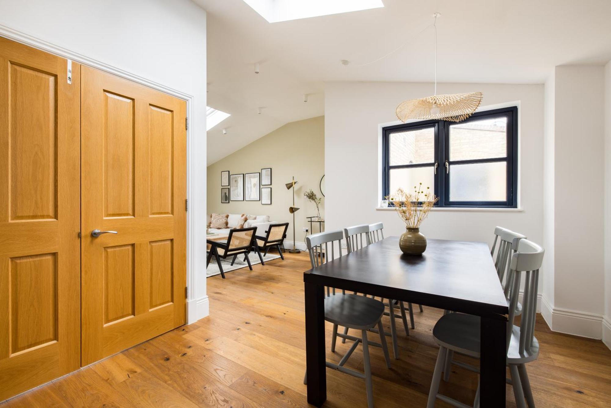 The Tooting Hideout - Dazzling 3bdr Flat With Balcony Apartment *