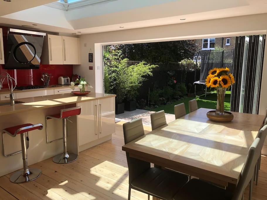 Luxury 4 Bedroom House In Featured On Tv * Londen