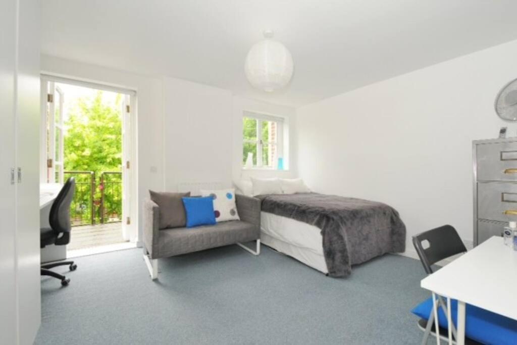Zone 1! 2 Bed Duplex Apartment! *