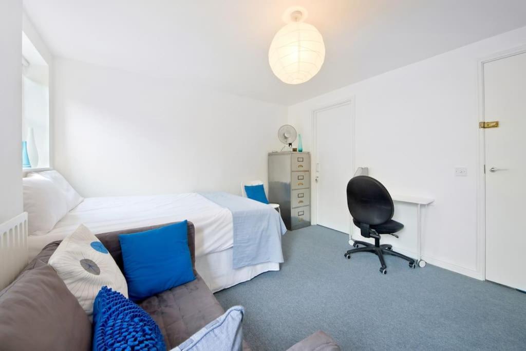 Zone 1! 2 Bed Duplex Apartment! *