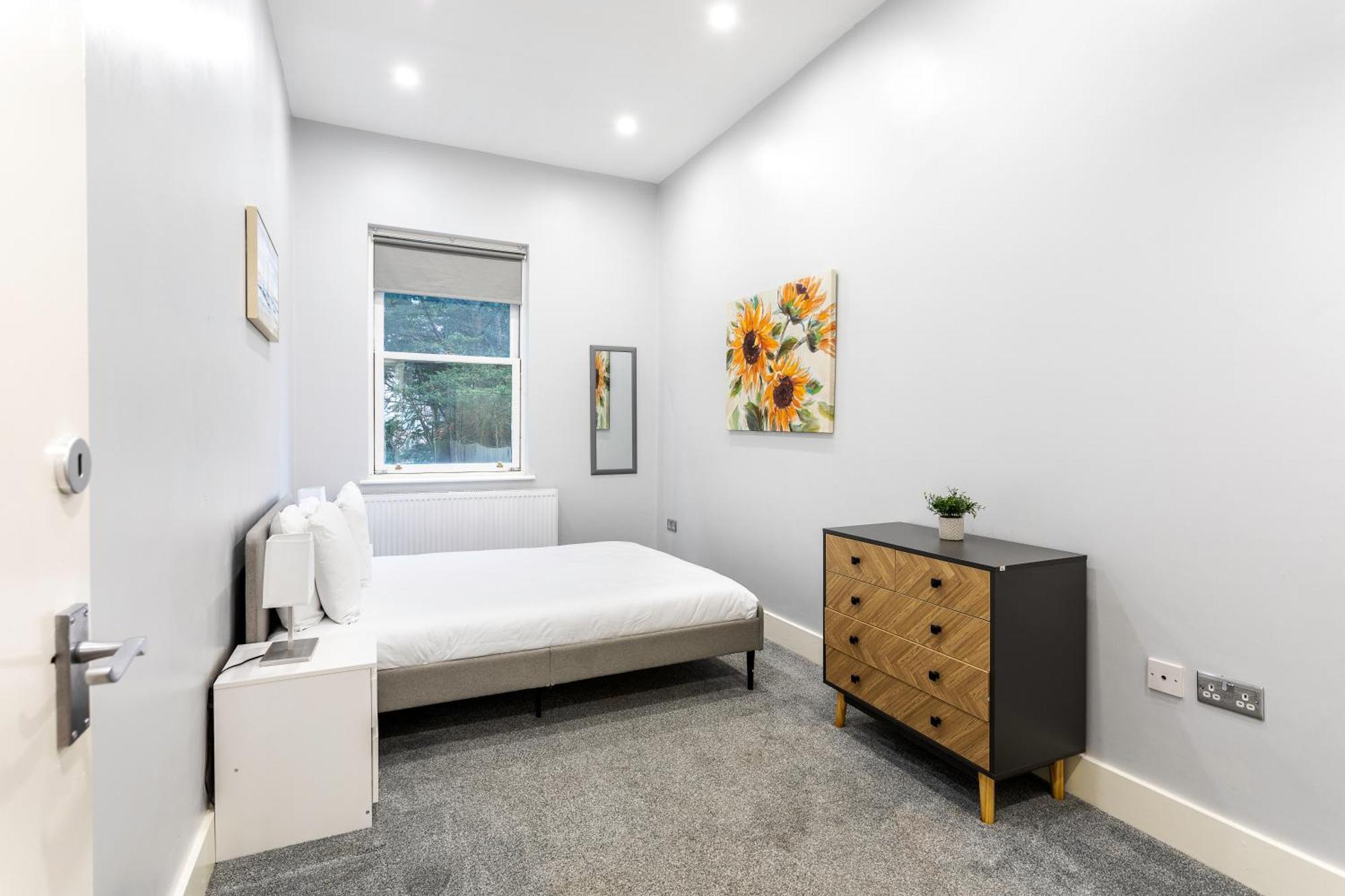 Refurbished Stjohns Hill Apartment London
